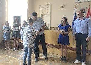 Севастопольские полицейские торжественно вручили паспорта юным жителям Нахимовского района города