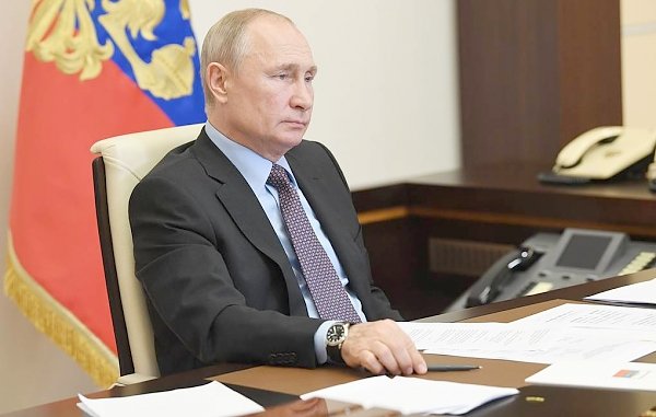 Путин заявил, что соцгарантии нужно закрепить в Конституции, так как его чиновники не выполняют законы