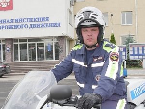 В Симферополе инспектор ГИБДД на мотоцикле оказал помощь в сопровождении роженицы в роддом