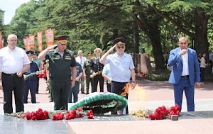Министр внутренних дел по Республике Крым принял участие в церемонии возложения цветов к Вечному огню в центре Симферополя