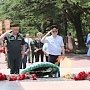 Министр внутренних дел по Республике Крым принял участие в церемонии возложения цветов к Вечному огню в центре Симферополя