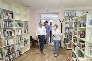 В. Константинов посетил современную библиотеку Ленинского района