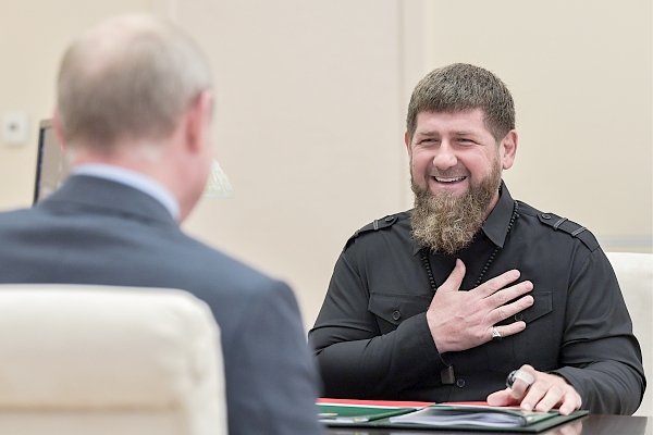 Рамзан Кадыров заявил, что россияне «должны избрать Путина пожизненным президентом». Комментарии соцсетей