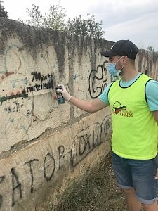 Севастопольские полицейские и общественники закрашивают надписи с рекламой наркотических средств на фасадах жилых домов и зданий