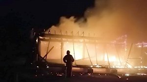 В Крыму в ночное время горело здание перед аркой «Страна Коктебель»