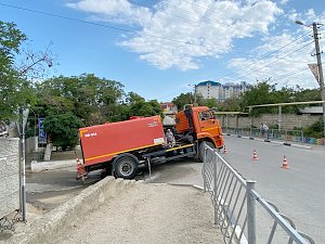 Автоцистерна провалилась в асфальт в Судаке