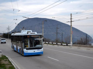 У троллейбуса вспыхнула крыша на остановке в Алуште