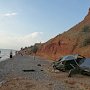 В Крыму машина рухнула с обрыва на пляж