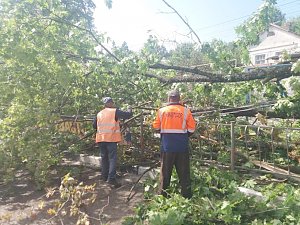 В Крыму дорожники устраняют последствия ночного шторма