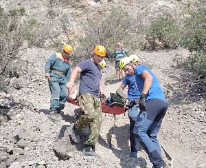 В Орджоникидзе женщина на тропе сломала ногу, на выручку пришли спасатели