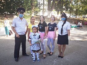 Севастопольские полицейские поздравляют школьников с Днём знаний