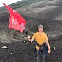 Турист из Крыма с вывихнутой рукой продолжил восхождение на курильский вулкан