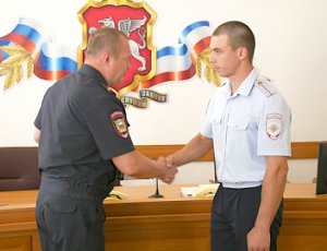 В Крыму инспектор отдельной роты ДПС ГИБДД спас жизнь ребенку и оказал помощь быстро доставить его в больницу