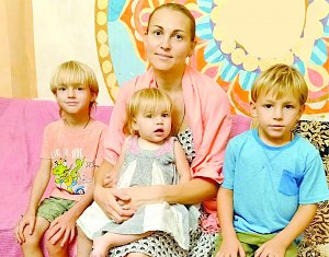 Семья с тремя детьми рискует остаться без крыши над головой