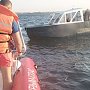 Спасатели обнаружили дрейфующую лодку с пассажирами в 7 километрах от крымского берега