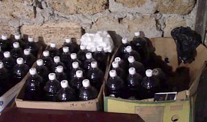 Полицейскими на южном берегу Крыма обнаружены и ликвидированы подпольные цеха по производству суррогатной алкогольной продукции
