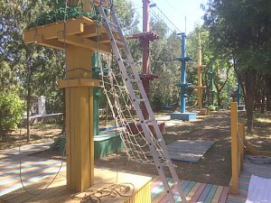 В Евпатории демонтировали нелегальный веревочный парк