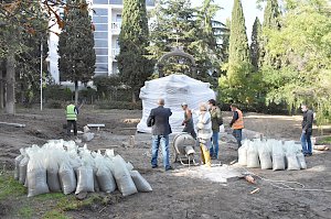 В Приморском парке Алушты обустраивают пешеходную дорожку у новой скульптурной композиции