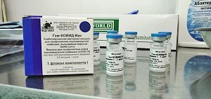 В Крыму начали прививать медиков от коронавируса