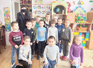 В Красногвардейском районе инспекторы ГИБДД учат воспитанников детских садов правилам дорожного движения