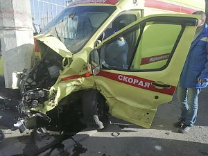 Во время аварии со скорой в Симферополе пострадали три сотрудника СМП