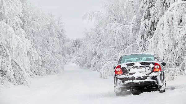 Автомобиль в снежной буре