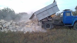 В Джанкойском районе мужчина вывалил полный кузов строительного мусора прямо на дорогу