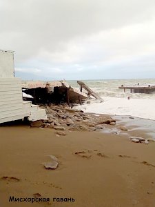 В Курпатах на Золотом пляже обвалился причал