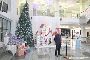 Владимир Константинов передал крымским детям 1200 новогодних подарков