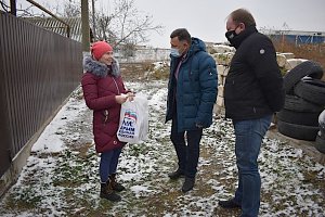 Алексей Черняк поздравил с наступающими новогодними праздниками малообеспеченные семьи