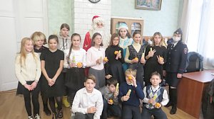 В Ялте работники правоохранительных органов в рамках акции «Полицейский Дед Мороз» организовали праздничное представление в Православной школе