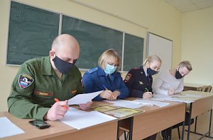 Полицейские наркоконтроля организовали для севастопольских студентов тематическую викторину «Не попади в сети»