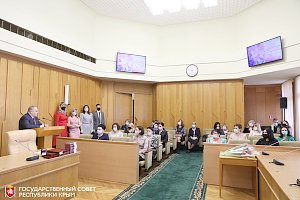 Ефим Фикс поздравил крымчанок с наступающим Международным женским днем