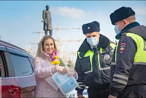 Автоинспекторы Севастополя поздравили автоледи в преддверии Международного женского дня
