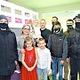 В Керчи полицейские и активисты «Молодой гвардии» участвовали в акции «8 Марта – в каждый дом»