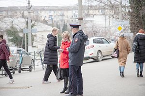 В Севастополе полицейские вместе с волонтёрами продолжают работу по профилактике различных видов мошенничества между населения