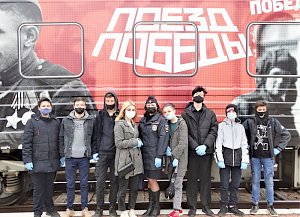 В Керчи полицейские организовали для детей посещение уникального арт-объекта «Поезд Победы»
