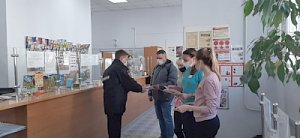 В Севастополе полицейские обучают сотрудников и посетителей почты противодействовать дистанционным мошенникам