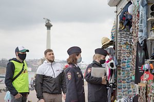 В Севастополе полицейские вместе с общественниками провели рейд по противодействию пропаганде и рекламе наркотических средств