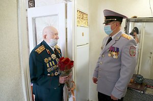 Руководители МВД по Республике Крым поздравили ветеранов с наступающим днём Великой Победы