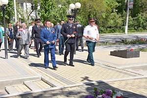 Красноперекопские полицейские участвовали в церемонии возложения цветов, посвященной 76-ой годовщины Великой Победы