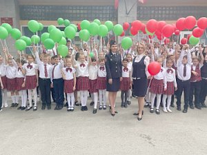 Автоинспекторы Севастополя организовали детский флешмоб по популяризации Правил дорожного движения «Красный - опасный!»