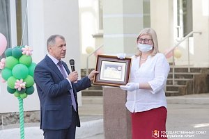 Владимир Константинов поздравил школьников с окончанием учебного года