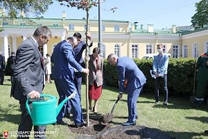 Владимир Константинов высадил дерево у Таврического дворца в Санкт-Петербурге