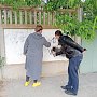 В Саках полицейские и волонтеры устраняют с фасадов домов надписи с рекламой синтетических наркотических средств