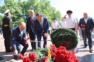 Начальник УМВД России по г. Севастополю генерал-майор полиции Павел Гищенко возложил цветы к Мемориалу героической обороны Севастополя 1941-1942гг.