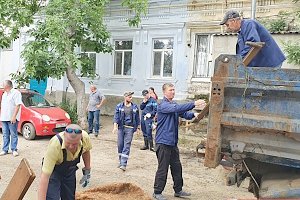 Участники масштабного субботника в Керчи ликвидируют последствия наводнения