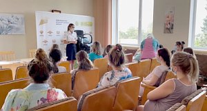 Сотрудники ГИБДД Севастополя обучают будущих родителей правильной перевозке детей