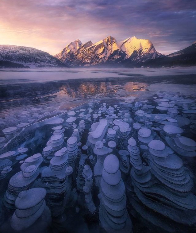 Замерзшее озеро с пузырями