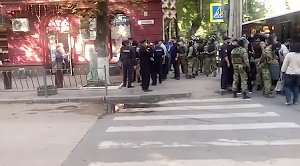 Суд отправил под арест участников акции у здания ФСБ в Симферополе